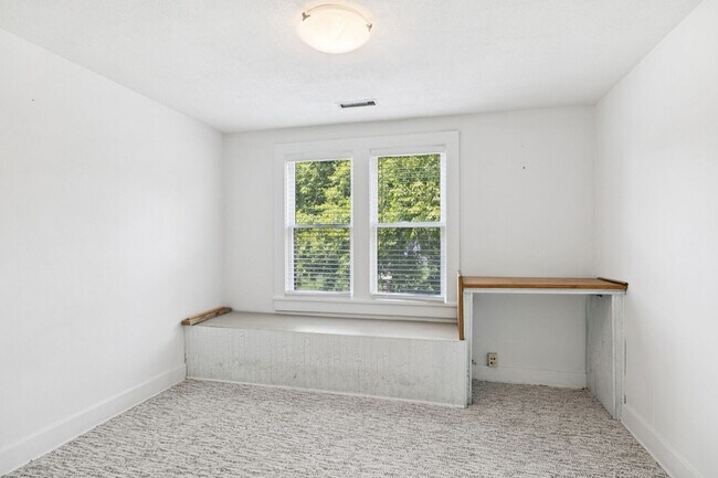 Building Photo - 1604 17th Ave S