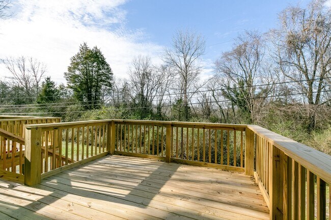 Building Photo - Columbia, TN Two Bedroom Duplex at 1027 Ch...