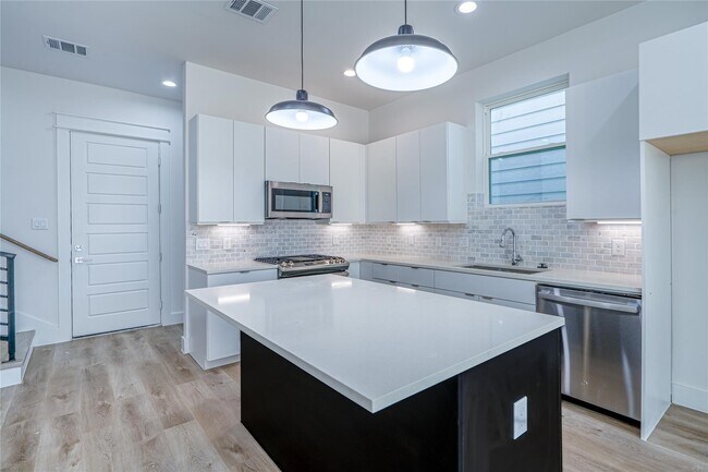 Building Photo - 5402 Margarita St