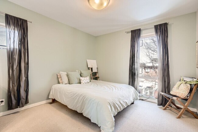 Building Photo - Breathtaking 2 bed, 3 bath Curtis Park Tow...