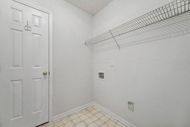 Building Photo - 131 Autumn Ridge Dr