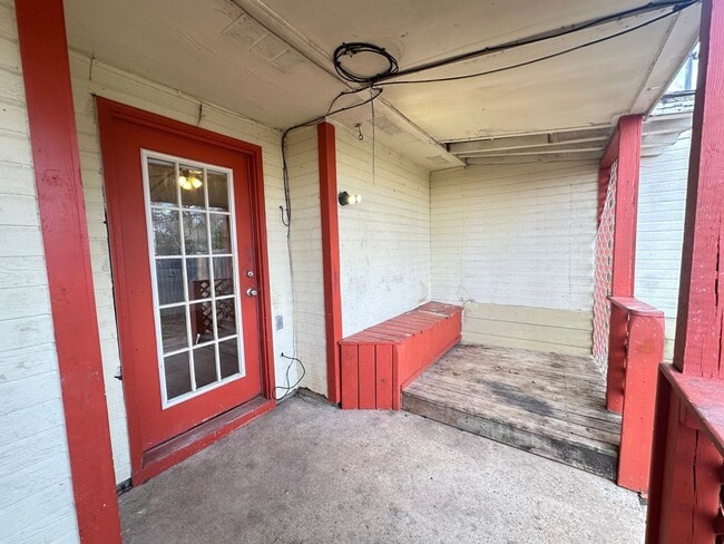 Building Photo - Cozy Townhome close to Mansfield Road....