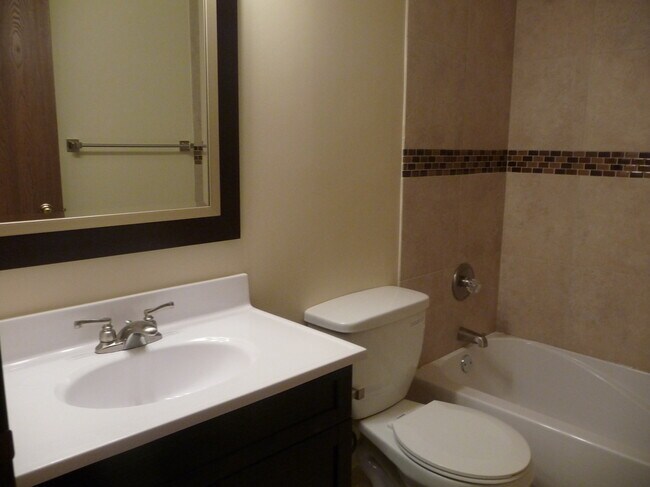 Building Photo - 456 E Spruce Dr