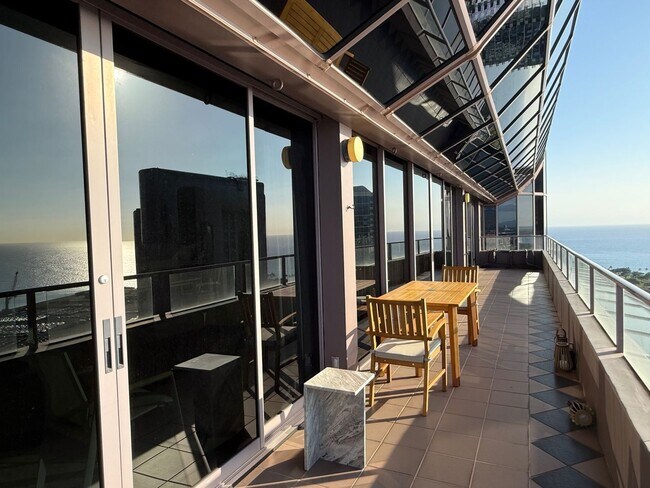 Building Photo - Luxurious 2 bed/2bath/2 parking Fully Furnished in One Waterfront Towers