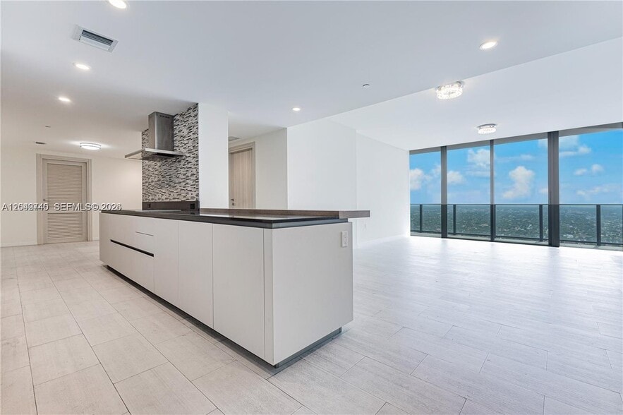 Building Photo - 1000 Brickell Plz