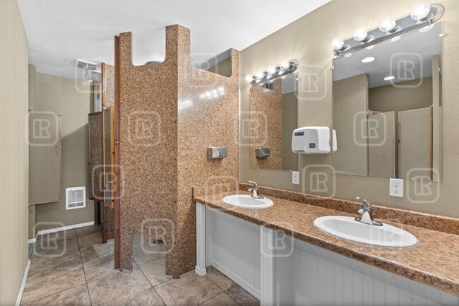 Building Photo - 7800 E Alki Ave