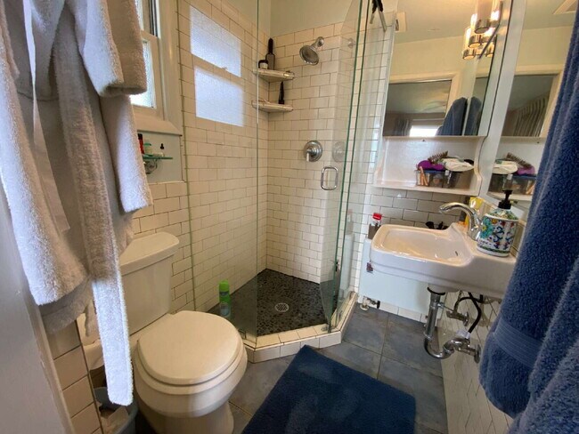 Building Photo - Spacious 5-Bedroom Home with Stunning View...