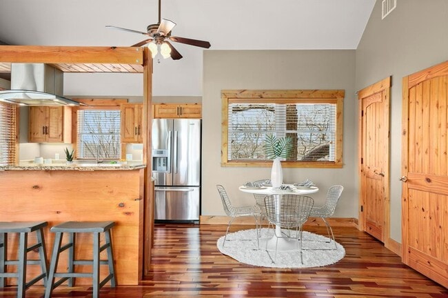 Building Photo - 912 E 51st St