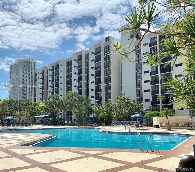 Building Photo - 17021 N Bay Rd