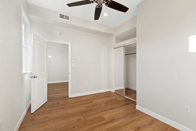 Building Photo - 17 Ravine Ave