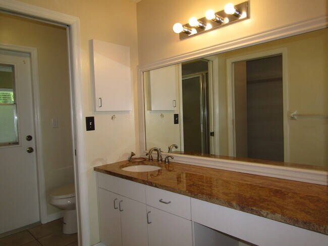 Building Photo - 2624 Valencia Rd