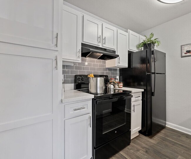 Primary Photo - 2-Bed with 1 Month Free + Waived Fees!