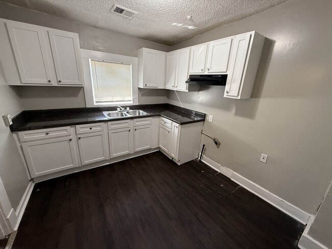 Building Photo - 728 N Holmes St