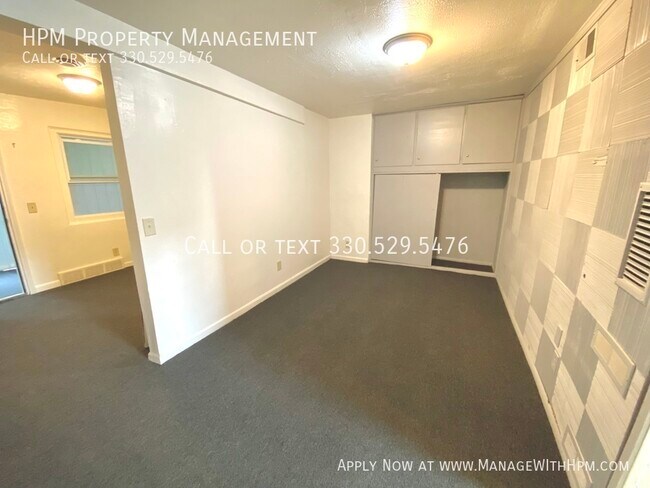 Building Photo - 1415 Yale Ave NW
