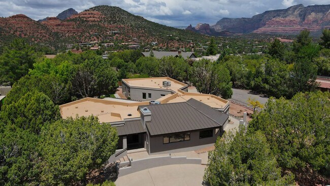 Building Photo - Beauty on Bowstring Drive