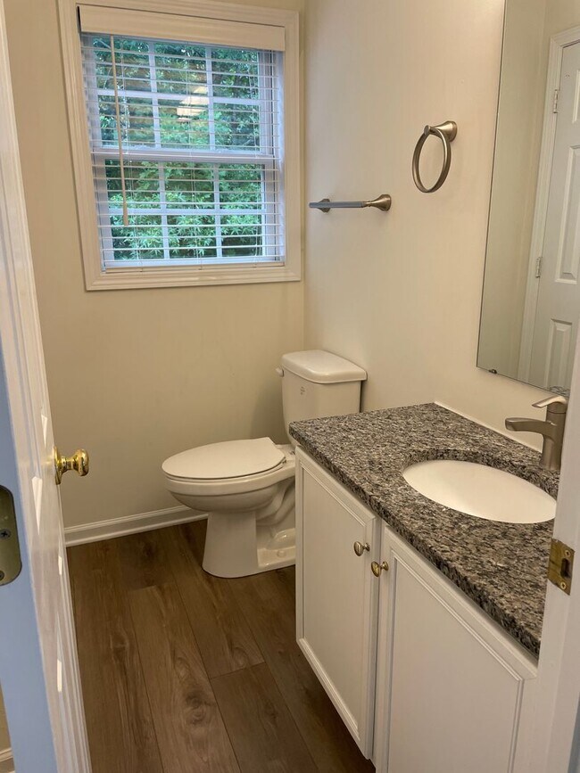 Building Photo - Two Bedroom Townhouse with Bonus Room in Sherrills Ford!