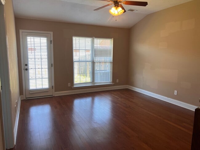 Building Photo - 911 Bryan Cir