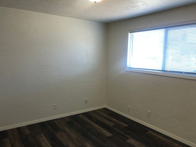 Building Photo - Freshly updated 2 bedroom 1 bathroom duplex with garage!