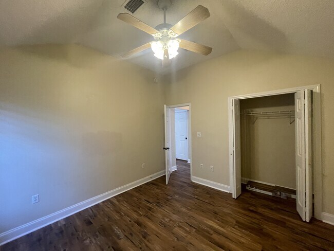 Building Photo - 858 Van Dyke Dr