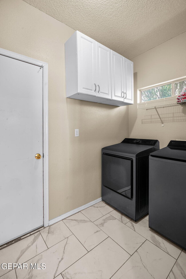 Building Photo - 7089 Tierra Roja St