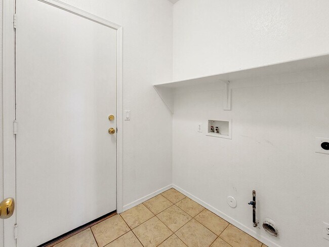 Building Photo - 14173 W Weldon Ave