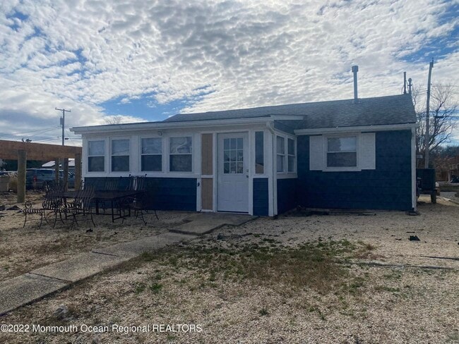 Building Photo - 209 Pine Dr