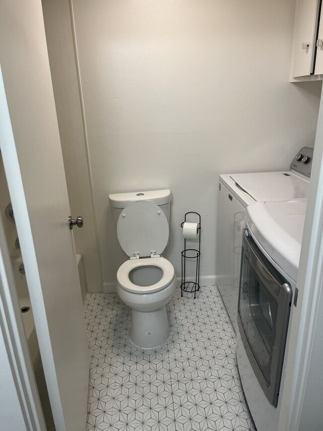 Building Photo - 2 Bedroom/ 2 Bath Condo with Community Pool