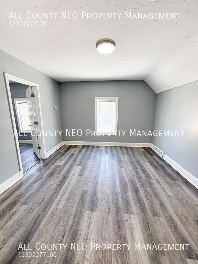 Building Photo - 3320 W 56th St