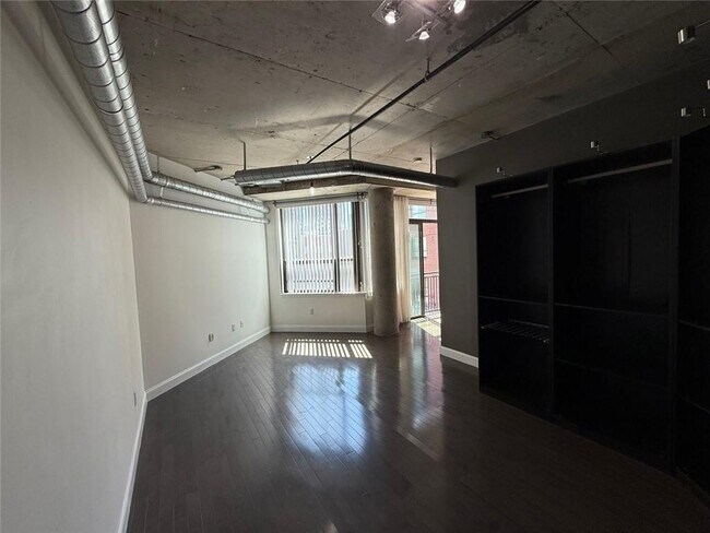 Building Photo - 115 W Peachtree Pl NW