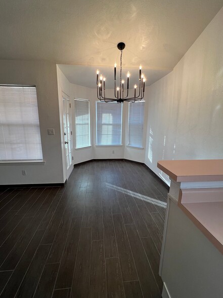 Building Photo - 7115 Oval Rock Dr