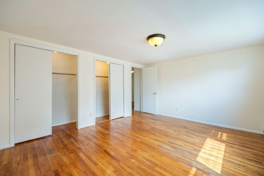 Building Photo - 335 10th St