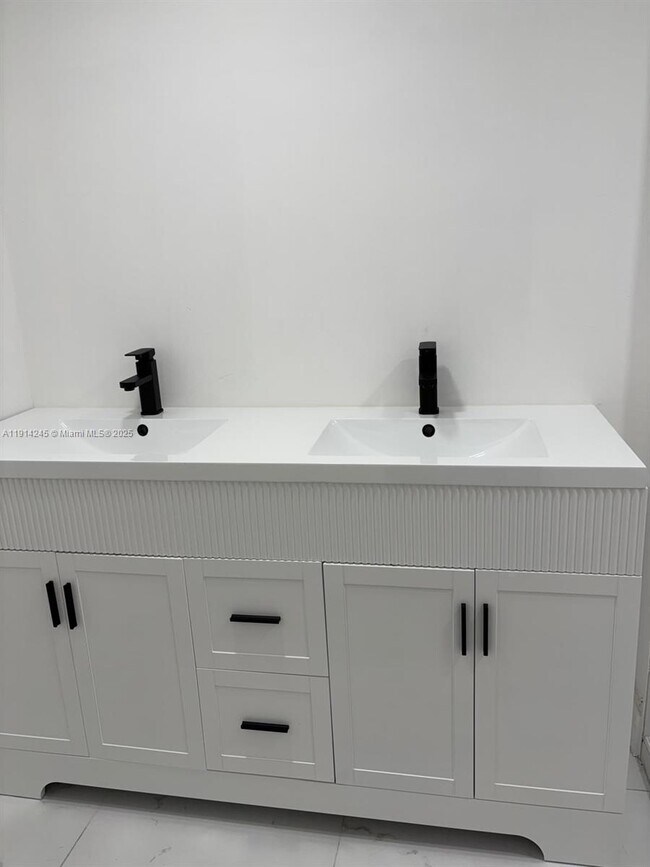 Building Photo - 18151 NE 31st Ct