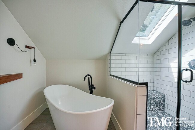 Building Photo - 3 BD SW Portland Home Near Multnomah Village