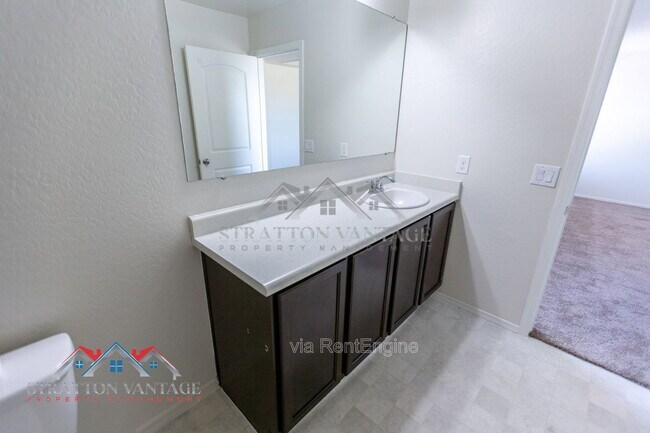 Building Photo - 5926 E Oasis Blvd