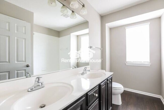 Building Photo - Amazing 4 Bed, 2.5 Bath Home in Lee's Summ...