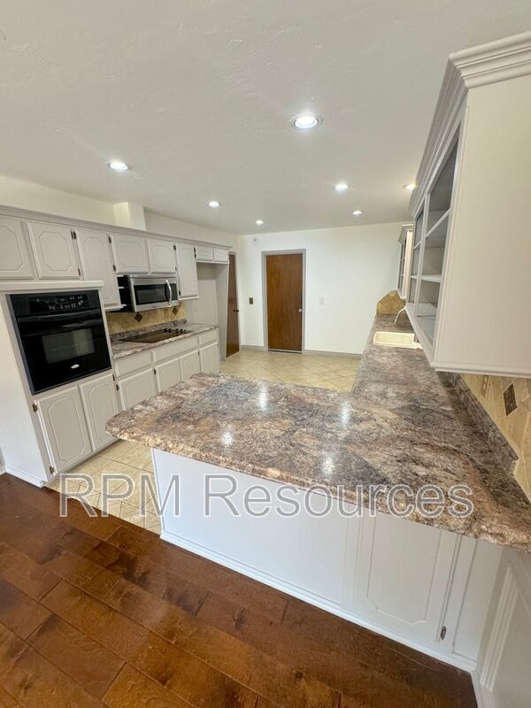 Building Photo - 12000 Hollyrock Dr