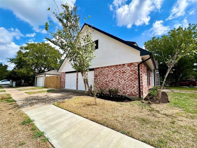 Building Photo - 12230 Fairpoint Dr