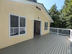 Building Photo - Charming 1 Bedroom Apartment w/ Deck Overl...