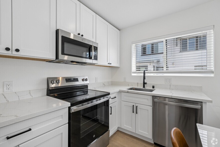 ADUA - 5BR, 2BA - 1,197SF - Kitchen - 2618 College