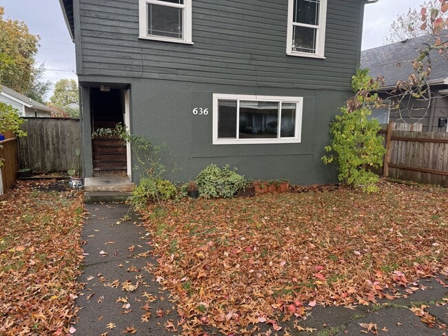 Building Photo - 2 Bedroom Triplex Unit in Springfield