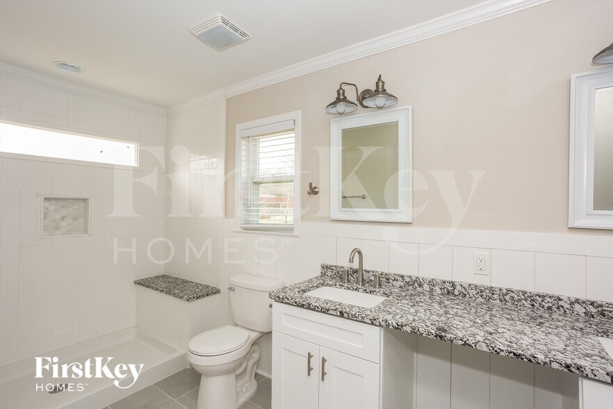 Building Photo - 621 E Mills Dr