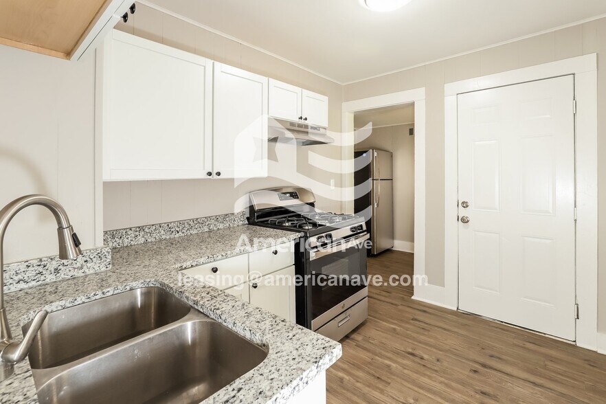 Building Photo - 2933 Park Ave