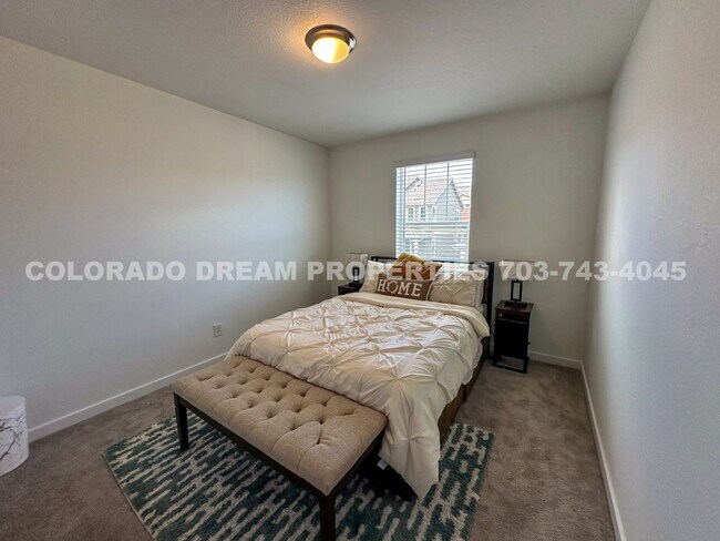 Building Photo - Luxurious fully-furnished home in Dove Vil...