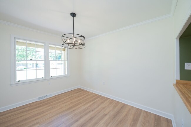 Building Photo - SPACIOUS RETREAT WITH DOWNTOWN CONVENIENCE