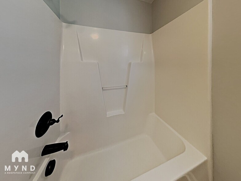 Building Photo - 560 Sunray Dr