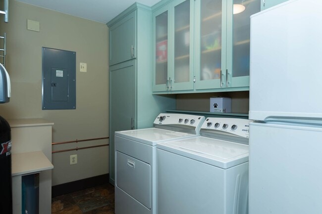 Building Photo - 1 bed, 1 bath River View Cottage in Charle...