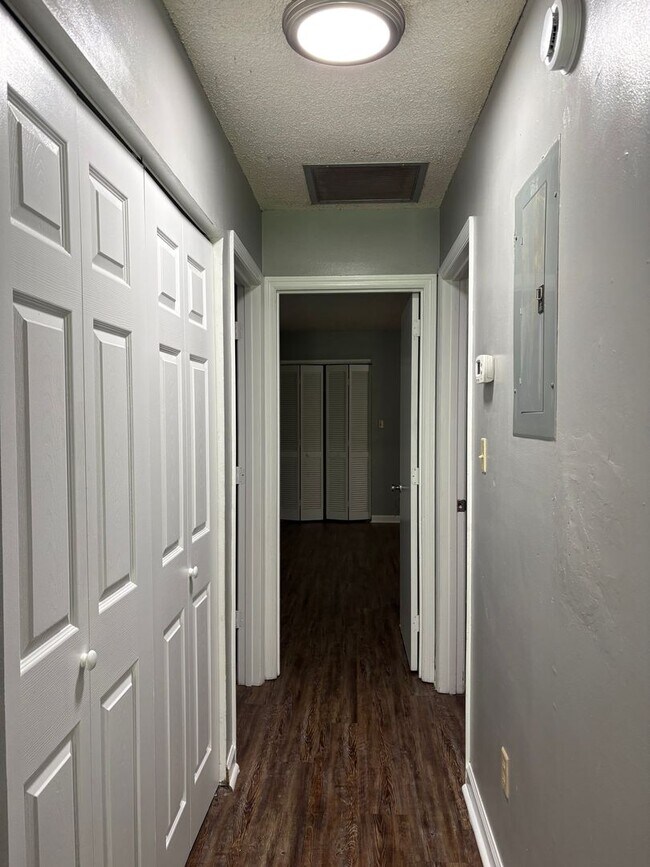 Building Photo - Large 2BED/2BA Townhome