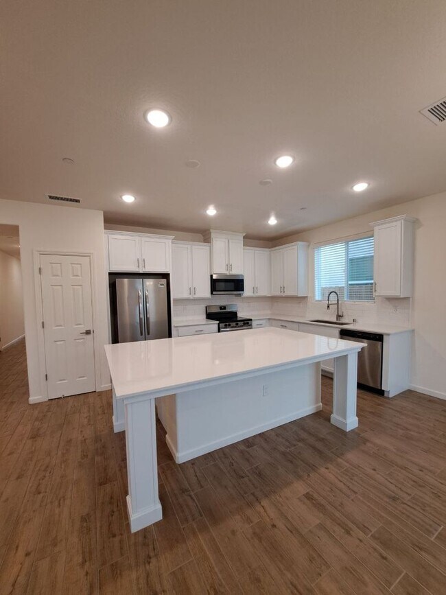 Building Photo - 3 Bedroom Home Near Armstrong & Olive!