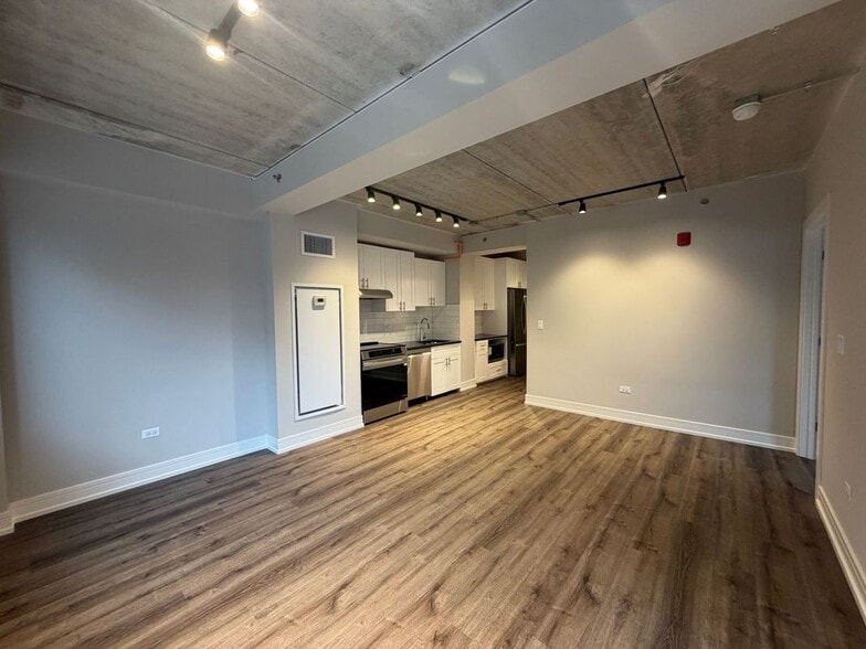 Building Photo - 952 W Carmen Ave