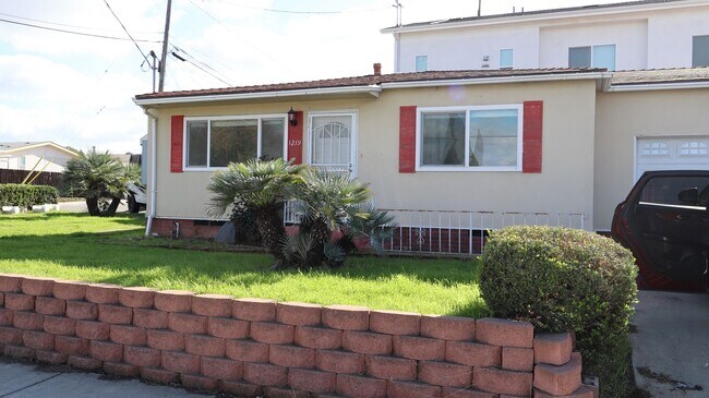 Building Photo - 2 bedrooms 2 full bathrooms duplex in El Cajon City.